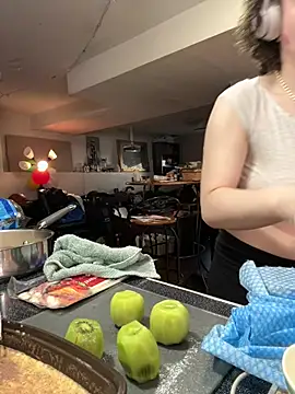 Webcam Model (sluttysmiley)  is live.Free join now!