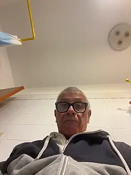 4n4l1zz4m1 (Ask my age) - Scopo le mie due amiche di vent’anni