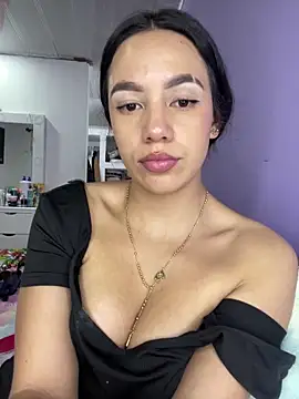 marianahb-e (F young) - Flash boobs! Good day