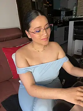 veronica_wins_ (F young) - spanks x 5 in my ass