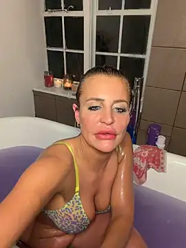 Webcam Model (AliceDx)  is live.Free join now!