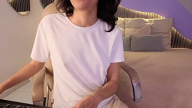 hot_little_bunny webcam