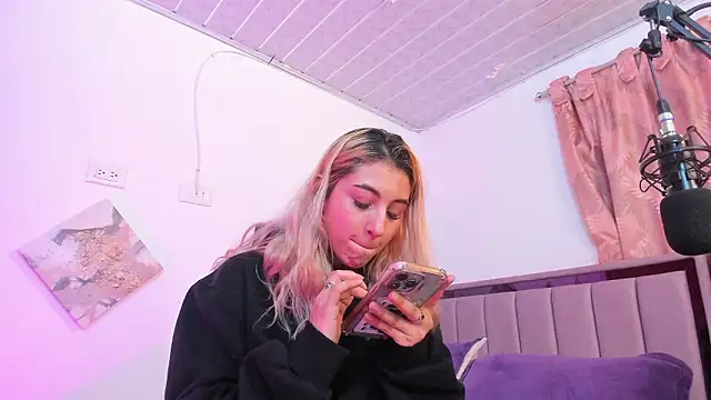 cuteweed420 - Cuteweed420's free webcam - UK Sex Cams