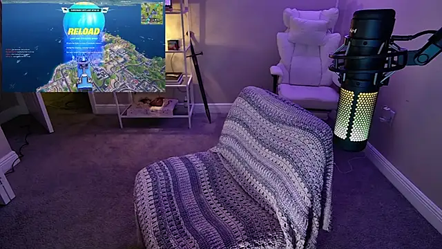 angiefae (F young) - boobies out + shot