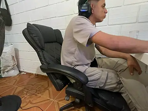 max_thehorsedick - Max_TheHorseDick's free webcam - UK Sex Cams