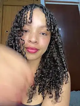 Webcam Model (Yasmin777_)  is live.Free join now!