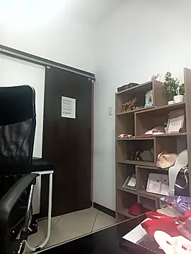 Webcam Model (valenlopezz_)  is live.Free join now!