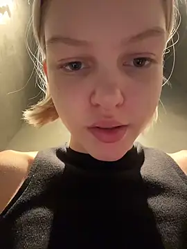 ashleymur (F teen) - play with nipple piercing