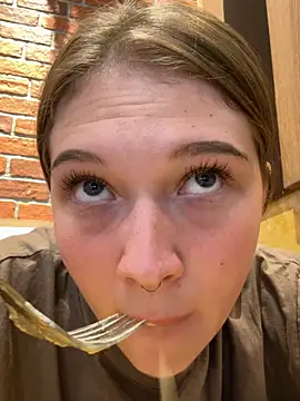 fionamurr (F teen) - jumping on a dildo naked