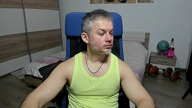 robbyshawz (Ask my age) - Get me naked and playing with my cock!