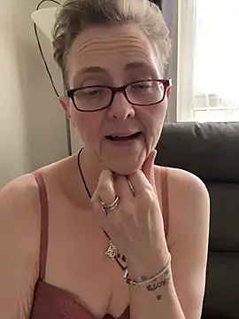 curvy-jinx (F mature) - Custom video 5 mins