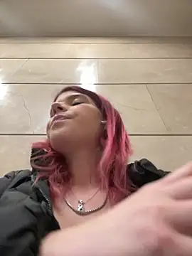 Webcam Model (RiriRoseey)  is live.Free join now!