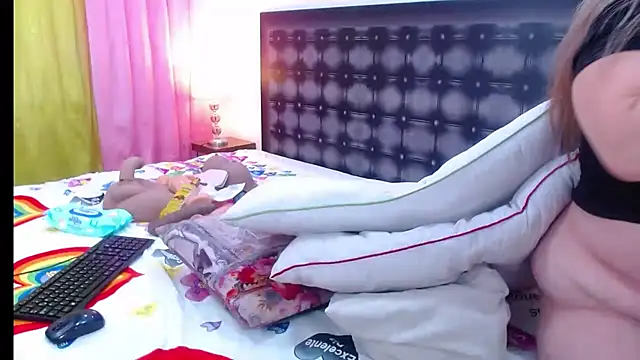 sandra_20 - Sandra_20's free webcam - UK Sex Cams