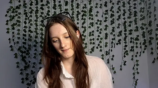 lisaboddy (F teen) - Teasing you with my gaze and lips