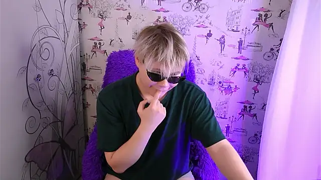 brian_mils (M twink) - Completely undress for 5 minutes