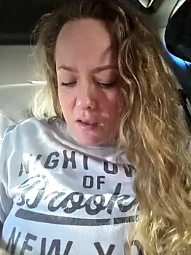 Webcam Model (julimonroe)  is live.Free join now!