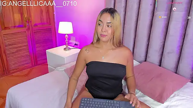 little_angelica18 - Little_Angelica18's free webcam