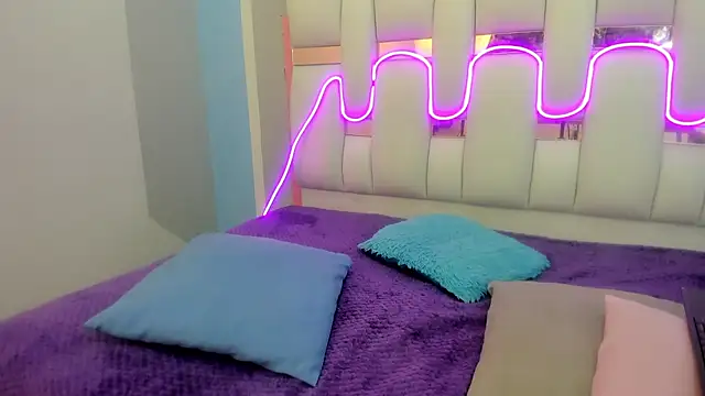 mask_red_girl webcam