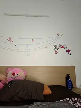 lusty_jasminee (F teen) - Nipple pinch by clip