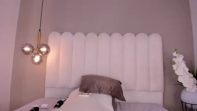 emilymiller_22 - EmilyMiller_22's free webcam - UK Sex Cams