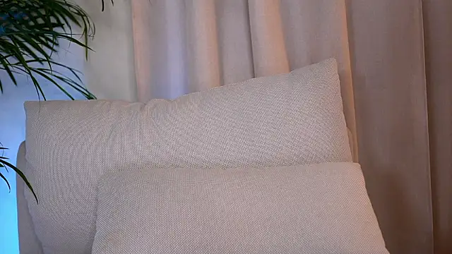 tinydoll_xo - Tinydoll_XO's free webcam - UK Sex Cams