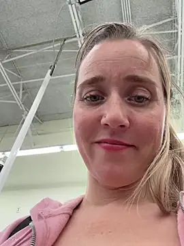 Webcam Model (Skyellar)  is live.Free join now!