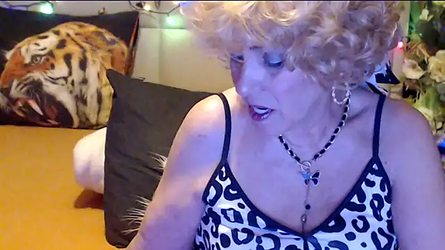 HappyWomanOn webcam