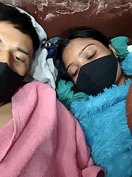 couplegk71 - Couplegk71's free webcam