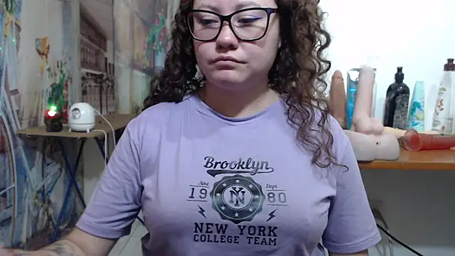 curly_greeneyed webcam