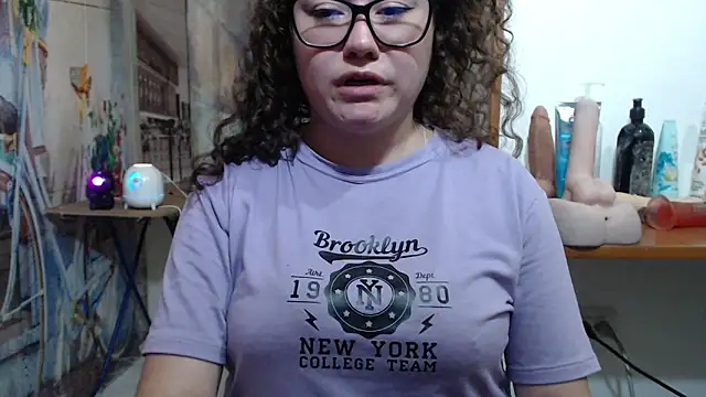 curly_greeneyed webcam