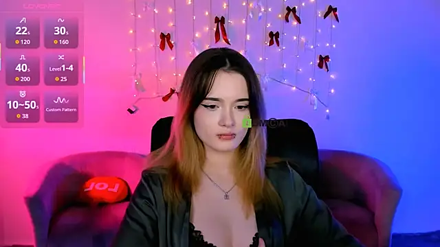 liana_kisses (F teen) - show tits