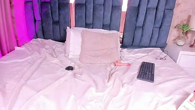 SeleneSantana webcam