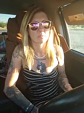 SheIsSomething webcam