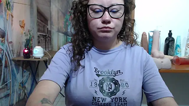 curly_greeneyed webcam