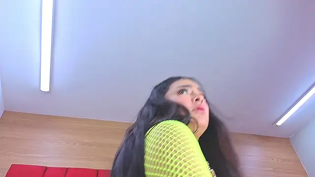 Sara_Burningg webcam