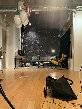 Webcam Model (Your_Paris)  is live.Free join now!