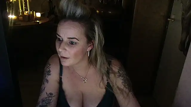 MystiqueMaven webcam