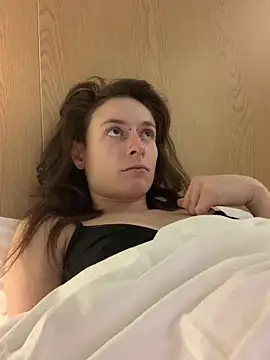 GoldenPussy1329 webcam