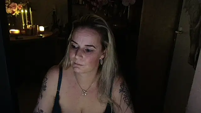 MystiqueMaven webcam