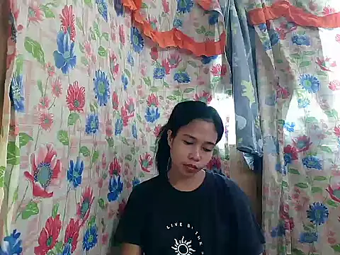 PinaySkinnyGirl webcam