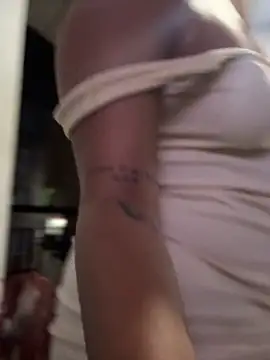 kaily_sweet16 (F teen) - Playing with my friends at home I'm wet