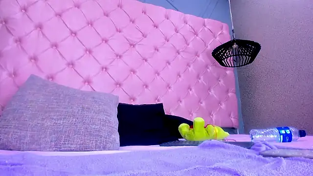 Sara_Burningg webcam