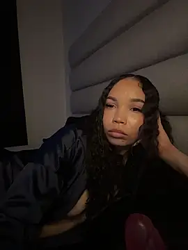 nikkiloveee - Nikkiloveee's free webcam