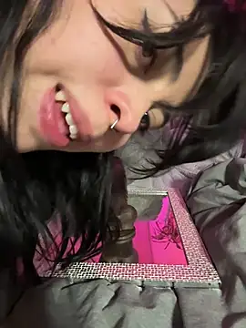 draculona-666 (F young) - Dildo en vagina 🔥🔥