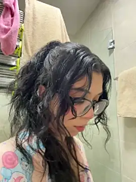 Webcam Model (Valen-Foxx1)  is live.Free join now!