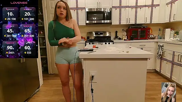 Blondiewithanass webcam