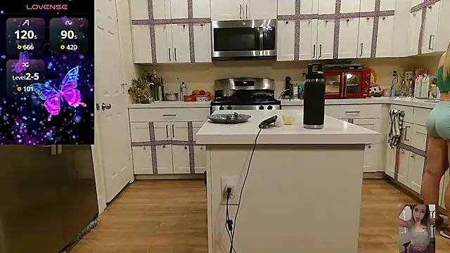 Blondiewithanass webcam