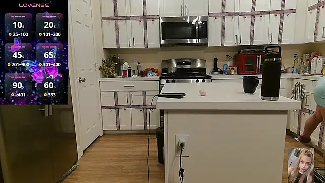 Blondiewithanass webcam