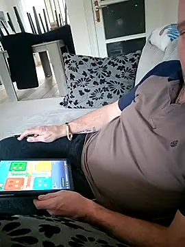 knownobligation1 (M mature) - me doigter avec un doigt