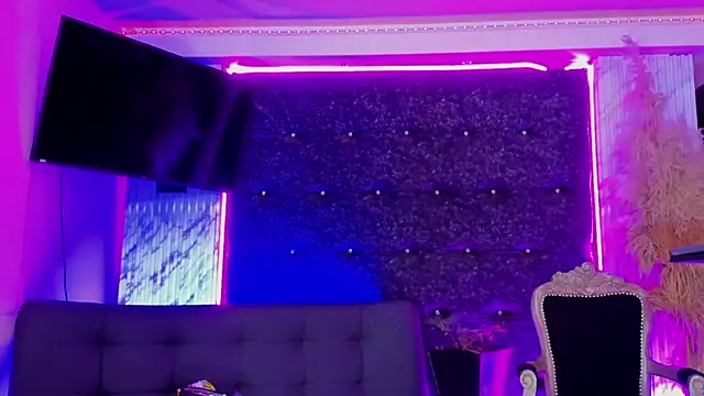 Queens_Wonders_Blonders webcam